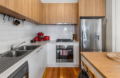 Brunswick North Apartment | Charming Retro Townhouse in Vibrant Coburg