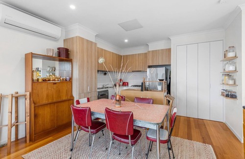 Brunswick North Apartment | Charming Retro Townhouse in Vibrant Coburg
