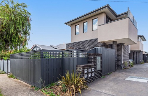 Brunswick North Apartment | Charming Retro Townhouse in Vibrant Coburg