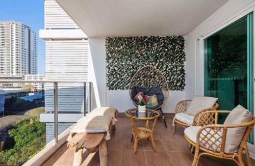 Darwin City Centre Apartment | Charming - Rooftop Pool, CBD & Sunrise Balcony