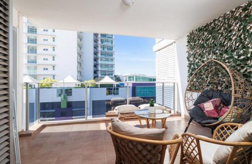 Darwin City Centre Apartment | Charming - Rooftop Pool, CBD & Sunrise Balcony