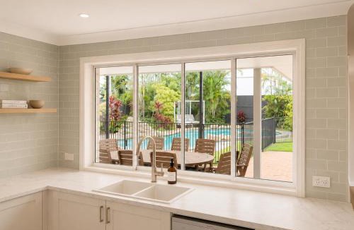Birkdale House | Charming & Spacious 5 Bedroom Bayside House with Pool