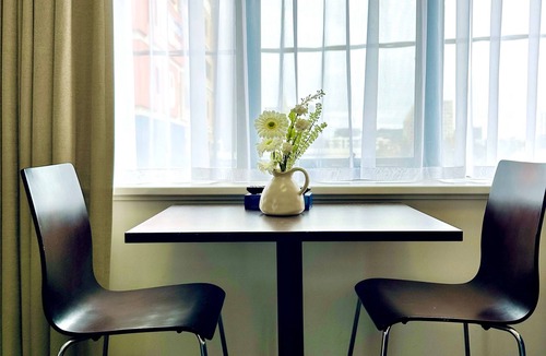Adelaide Central Business District Apartment | Charming Studio - Adelaide CBD - WiFi - King bed