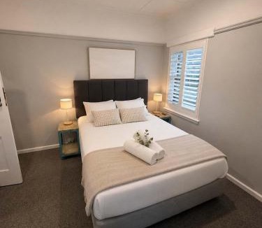 Griffith House | Cheerful 3 bedroom home - Inner south - Manuka