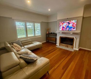 Griffith House | Cheerful 3 bedroom home - Inner south - Manuka