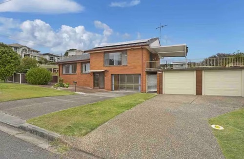 Redhead House | Cheerful beach house at redhead beach