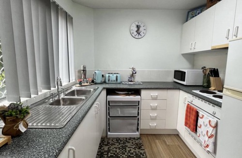 Kings Beach Apartment | Chequers Caloundra U2, Walk To Kings & Shelly