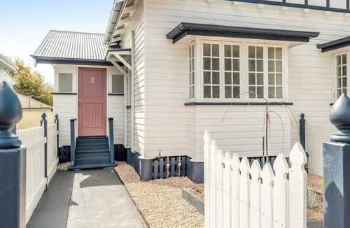 Toowoomba House | Cherry Tree Cottage! CBD Magic!