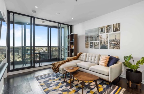 Fortitude Valley Apartment | Chic 1-Bed with Parking, Infinity Pool and Gym