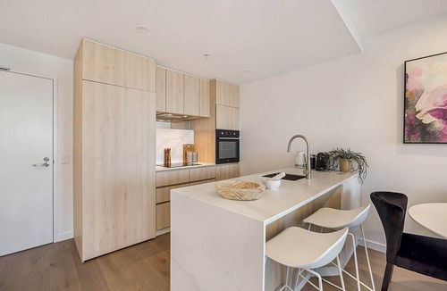 Moonee Ponds Apartment | Chic 1-Bed with Parking, Gym, Pool & City Views