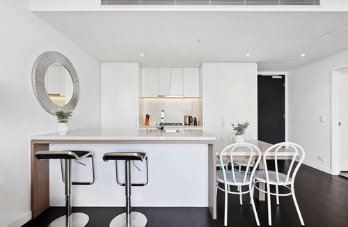 Fortitude Valley Apartment | Chic 1-Bedroom Apartment with Pool