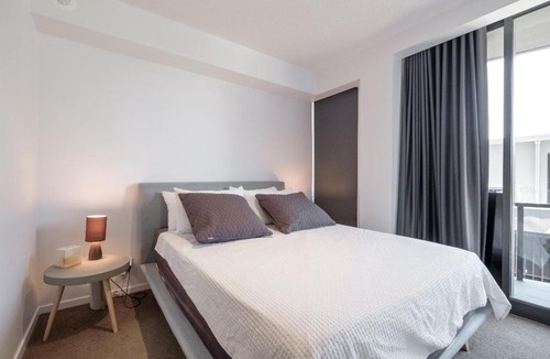Newstead Apartment | Chic 2 bed, 2 bath Apartment with City Views