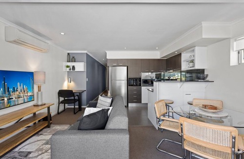 South Brisbane Apartment | Chic 2-Bed Apartment & 5 minutes walk to QPAC