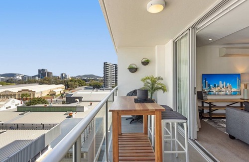 South Brisbane Apartment | Chic 2-Bed Apartment & 5 minutes walk to QPAC