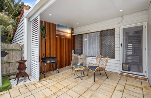 Mooloolaba Apartment | Chic 2-Bed Cabin-Style Home by Mooloolaba Beach