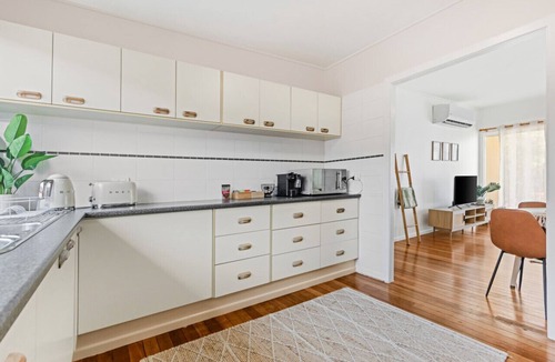 Biggera Waters Apartment | Chic 2BR Apt Near Beach