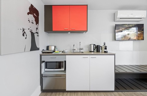 St Kilda Apartment | Chic and Cosy Studio Steps from St Kilda Beach