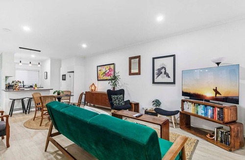 Hawthorne Apartment | Chic Apt | Private Garden + Big Balcony