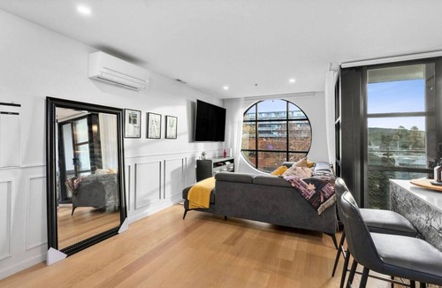 Braddon Apartment | Chic Braddon Branx Apartment Near Cafés & CBD