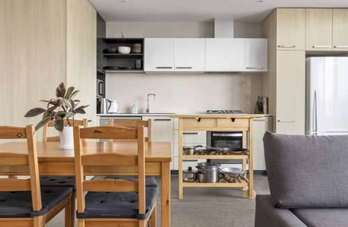 Brunswick Apartment | Chic Brunswick Apartment with City Views and Gym