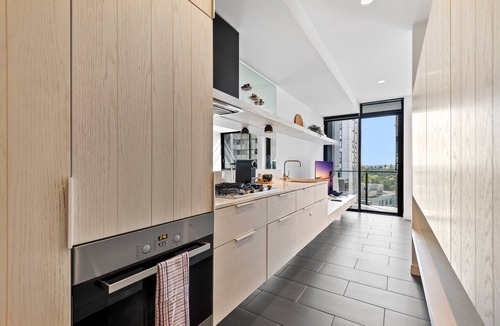 South Melbourne Apartment | Chic City Escape with Pool, Gym & Parking