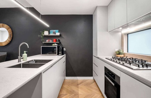 Carnegie Apartment | Chic Home with BBQ & Outdoor Dining