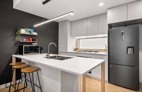 Carnegie Apartment | Chic Home with BBQ & Outdoor Dining