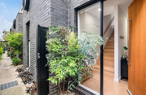 Carnegie Apartment | Chic Home with BBQ & Outdoor Dining