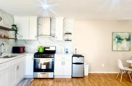 Shoreview Villa | Chic Home with Expansive Backyard- duplex back unit