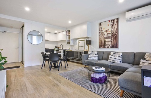Elwood Apartment | Chic Ormond Rd 2BR Retreat - Comfort & Style