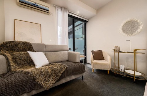South Yarra Apartment | Chic South Yarra Studio - Free Gym & Wifi