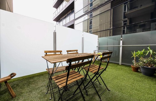 South Yarra Apartment | Chic South Yarra Studio - Free Gym & Wifi