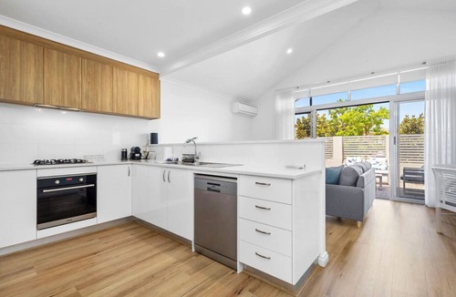 Warwick House | Chic & Sunny Warwick Oasis