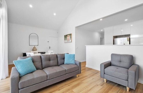 Warwick House | Chic & Sunny Warwick Oasis
