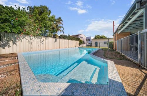 Robertson House | Chic Vibes Oasis Pool and Patio Comfort for Groups