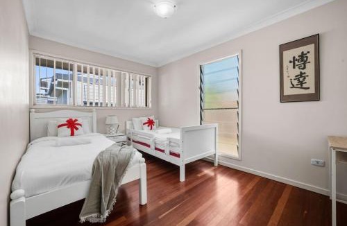 Robertson House | Chic Vibes Oasis Pool and Patio Comfort for Groups