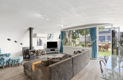 Portarlington House | Chill at the Igloo cottage - 100m walk to beach