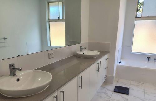 Bedfordale House | Chill in quiet bush location in Bedfordale