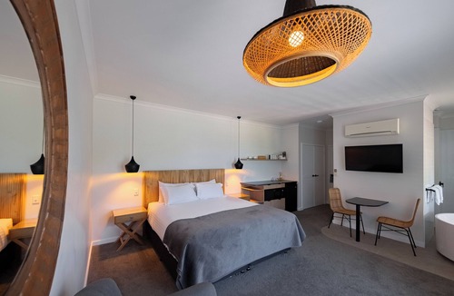 Shadforth Hotel | Chimes Spa Retreat