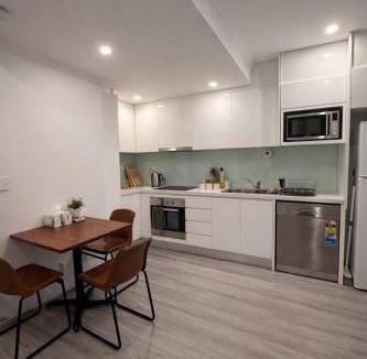 Chippendale Apartment | Chippendale unit with parking, walk to USYD and station