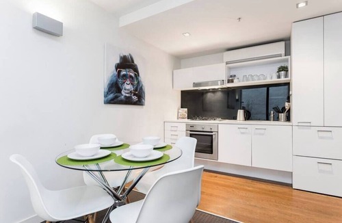 St Kilda Apartment | Chloe - Awesome St Kilda beach Pad *Wifi Parking
