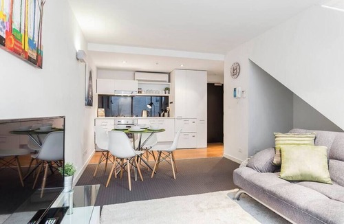 St Kilda Apartment | Chloe - Awesome St Kilda beach Pad *Wifi Parking