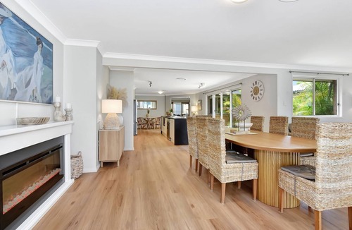 Lake Munmorah House | ChrisTony 3 Bdrm Waterfrnt Cottage