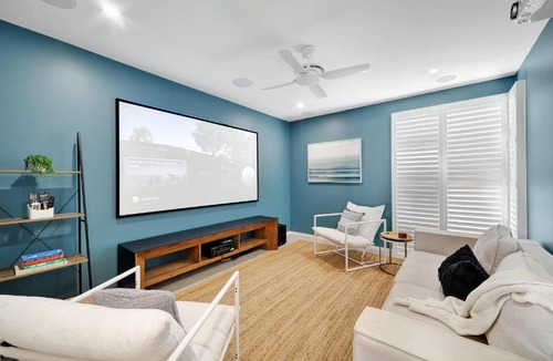 Innes Park House | Cinema Pool Pets 4b2b Bargara Headlands