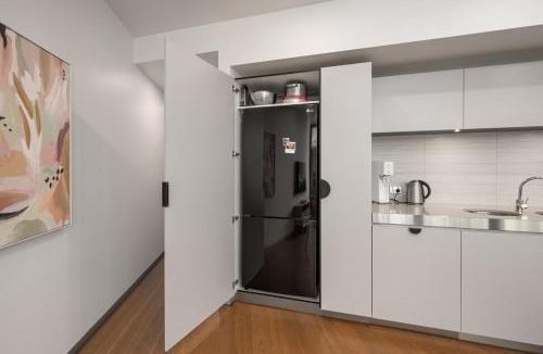 Melbourne Apartment | City Edge 2BD with Pool and Gym