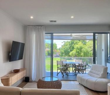 Brompton Apartment | City-Edge Comfort in Brompton