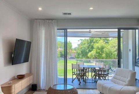 Brompton Apartment | City-Edge Comfort in Brompton