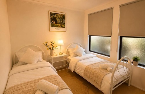 Cannington House | City Explorer Base 3BR&2 Floors&Walk to Mall & Airport Transit