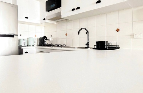 Fortitude Valley Apartment | City Oasis | Free Parking Gym Beach Pool | Sleep 6