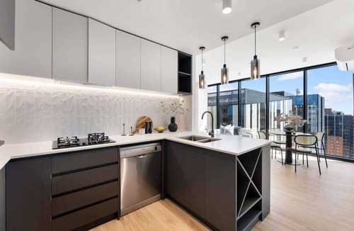 Adelaide Central Business District Apartment | City sky view self service apartment free parking